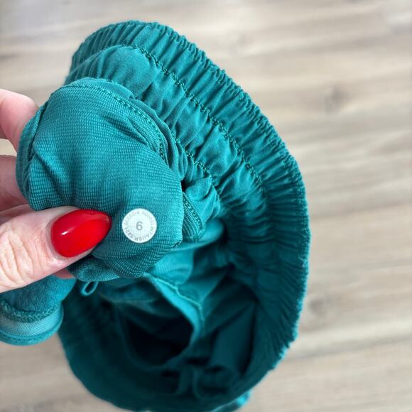 Lululemon Hotty Hot Low Rise Short 2.5" Teal Lagoon Women Size 6 - Picture 3 of 5